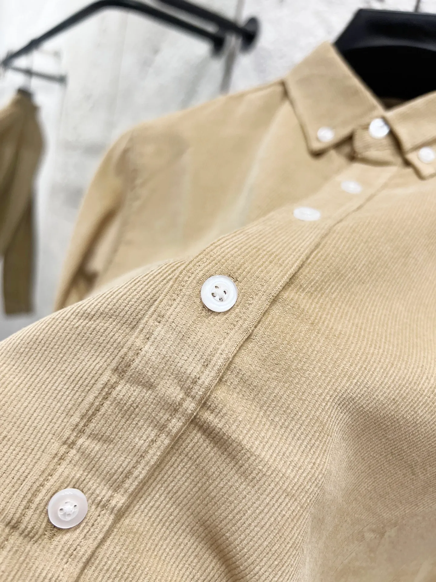 🅿️250 Style number: T61 pure cotton corduroy shirt, black, navy, white, khaki, four colors Size: M (110-125 pounds) L (125-140 pounds) XL (140-155 pounds) 2XL (155-170 pounds) Color: Khaki